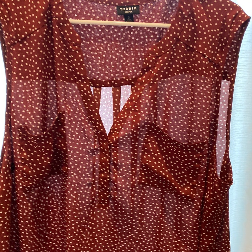 Torrid size 3 georgette tank in rust color with crème dots